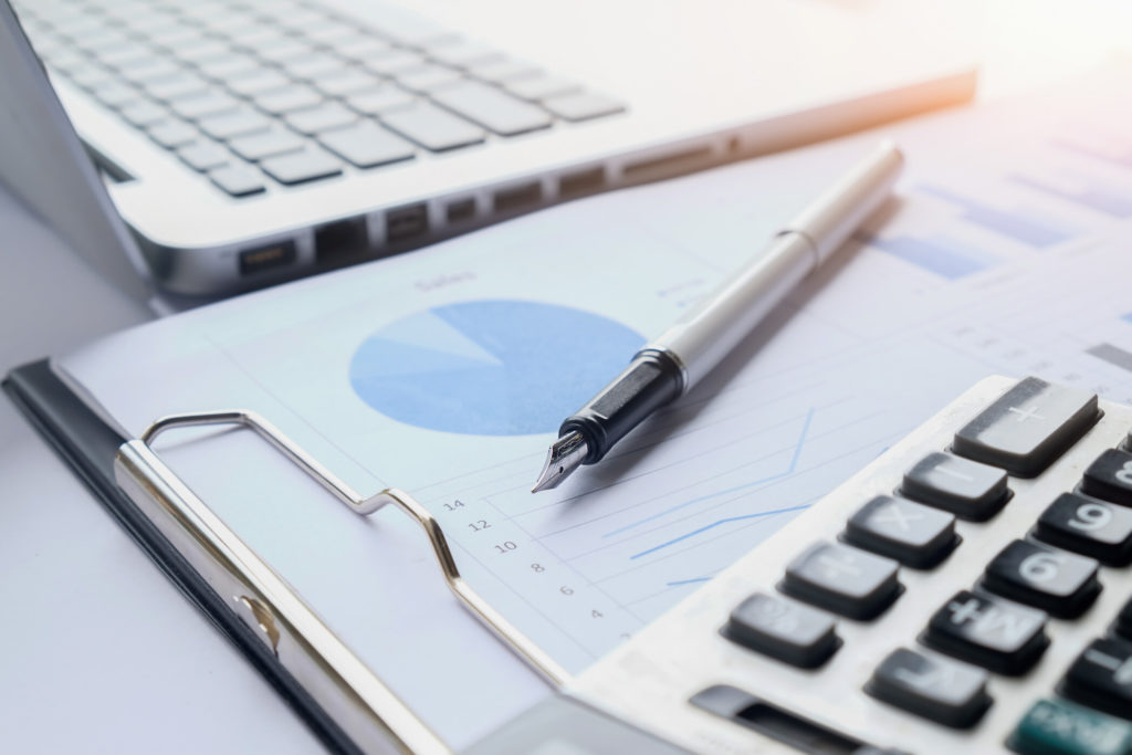 Dossier comptable ouvert sur la table