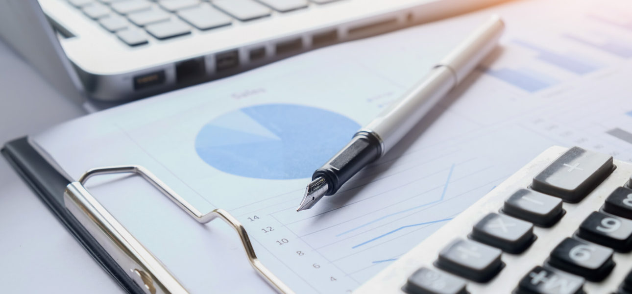 Dossier comptable ouvert sur la table