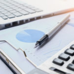 Dossier comptable ouvert sur la table