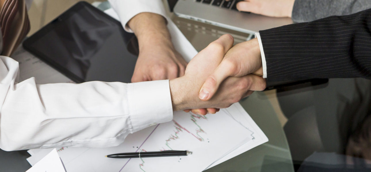 Personnes se serrant les mains