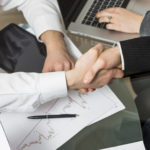 Personnes se serrant les mains